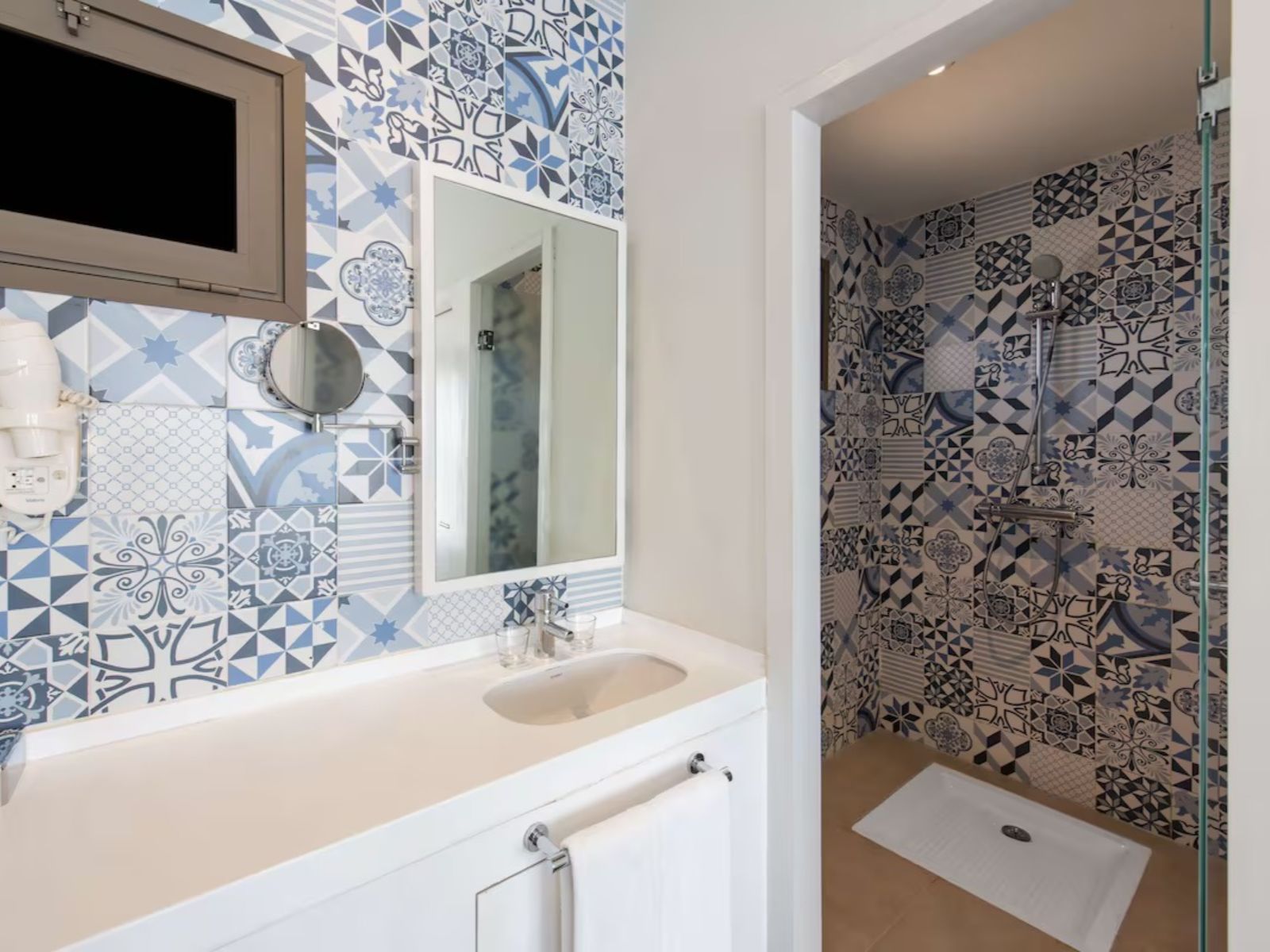 Rondreis Marokko, Taghazout, Radisson Blu Resort Taghazout Bay Surf, Garden View Bungalow, badkamer met wasbak en douche
